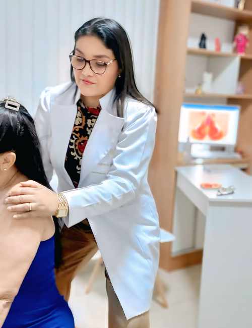 Mulher em pose de yoga representando bem-estar e saúde pélvica